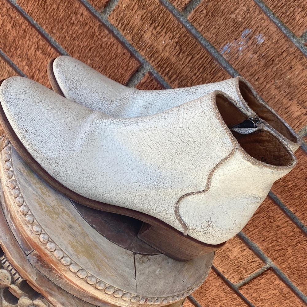🤍🤎Frye Women's Carson Piping, White Zip Ankle Booties, Size 9.5 M 🤍🤎
